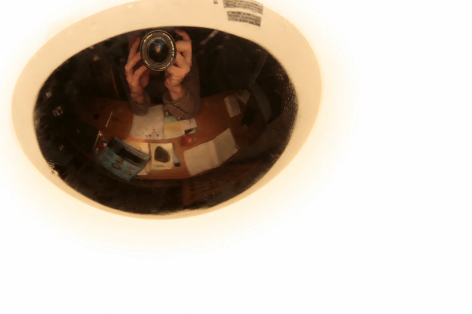 Philippe Melançon photographiant son reflet dans une lampe